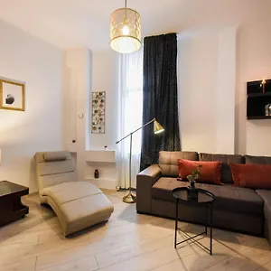 Discover Comfort: Charming & Spacious In The Old Town Apartment
